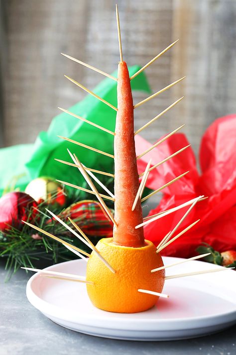 Fruit Christmas Tree - Beautiful and festive Christmas Tree made with fresh fruit! Christmas Fruit Plate Ideas, Christmas Tree Fruit Platter Ideas, Fruit Tree Christmas, Fruit Trays For Christmas, Christmas Fruit Display, Christmas Fruit Skewers, Fruit Christmas Tree Platter, Christmas Fruit Trays, Christmas Fruit Kabobs