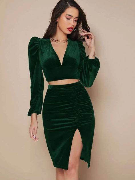 Crop Top Elegante, Bodycon Skirt Outfit, Crop Top Design, Thigh Skirt, Velvet Dress Designs, Slim Fit Crop Top, Crop Top Designs, Velvet Crop Top, Velvet Clothes