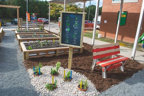 6 key ingredients to creating an outdoor classroom - District Administration Outdoor Mark Making, School Outdoor Classroom, School Garden Club, Outdoor Learning Activities, Outdoor Play Space, Preschool Garden, Outdoor Learning Spaces, Play Garden, Outside Garden