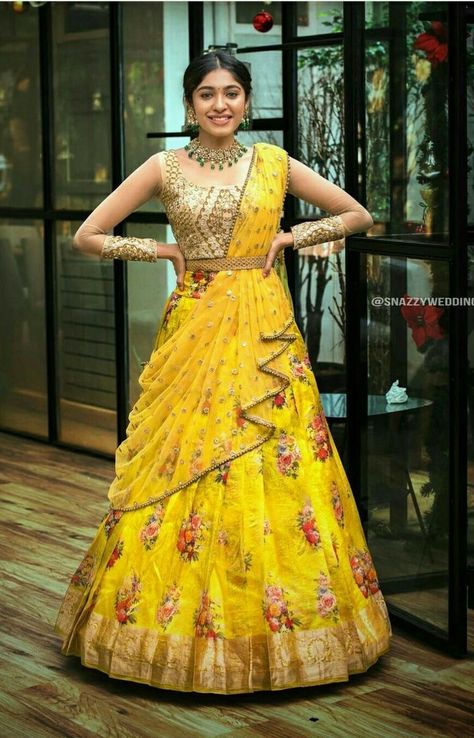 Gagra Choli Fashion Crop Tops, Gagra Choli Fashion, Haldi Rasam, Indian Garments, Fashion Crop Tops, Cultural Clothes, Top Lehenga, Ceremony Outfit, Langa Voni