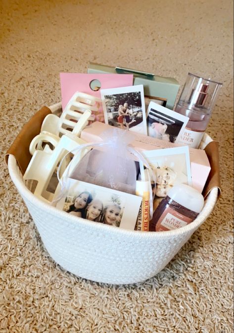 White Gift Basket Ideas, White Gift Basket, Bday Basket, Birthday Baskets, Baskets Ideas, Best Gift Baskets, Birthday Presents For Friends, Diy Best Friend Gifts, Birthday Basket