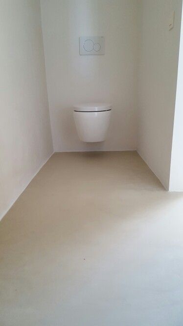 Cement Floor Bathroom, Micro Cement Bathroom, Cement Bathroom Floor, Micro Concrete, Cement House, Micro Cement, Cement Bathroom, Kitchen Queen, Painted Concrete Floors