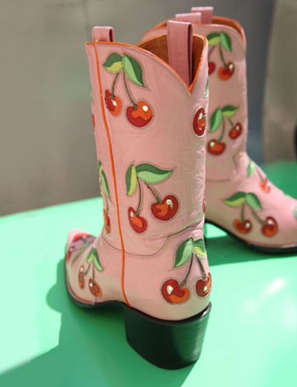 Floral Cowboy Boots, Hslot Outfit Ideas, Boots Photo, Custom Cowboy Boots, Funky Shoes, Custom Boots, Concert Fits, Mode Inspo, Crazy Shoes