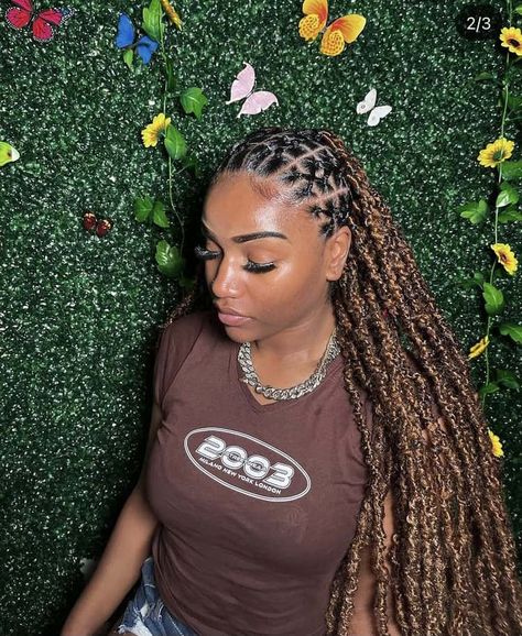 40 Criss Cross Braids Hairstyles You Need to Try Rubber Band Hairstyles With Locs, Rubber Band Criss Cross Soft Locs, Criss Cross Hairstyle Rubber Bands Locs, Rubber Band Butterfly Locs, Crisscross Soft Locs, Butterfly Locs With Rubber Bands, Cross Cross Butterfly Locs, Rubber Bands With Knotless In The Back, Twist Braids Hairstyles With Rubber Band