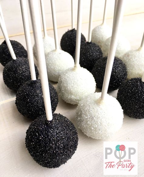 Taylor Swift Themed Cake Pops, Sephora Birthday Party Theme, Black Sweet 16 Party Ideas, 21st Birthday Ideas Themes Black White, Black Cakepops, Black Party Food, Black And White Cake Pops, Black Cake Pops, Festa All Black