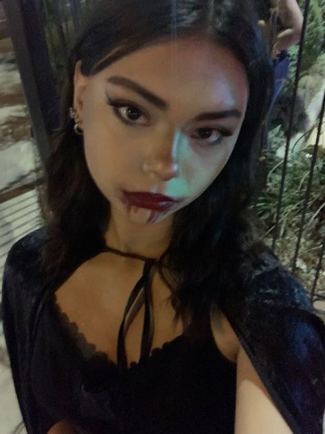 Masquerade Vampire Costume, Halloween Costumes Instagram, Vampire Makeup With Blood, Modest Vampire Costume, Simple Vampire Costume Women, Casual Vampire Costume, Vampress Makeup, Vampire Makeup Looks Easy, Easy Halloween Makeup Vampire