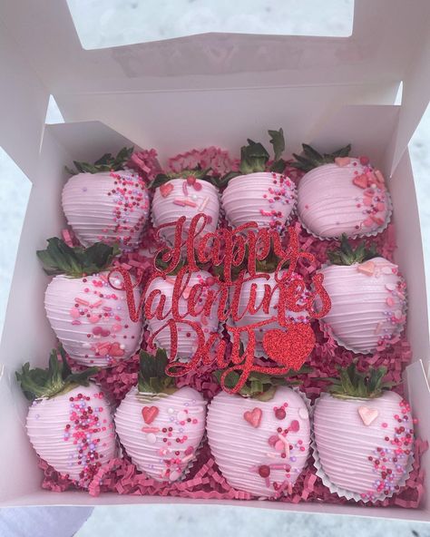 Valentine’s Day berries Valentine’s Day Strawberry Ideas, Valentine Strawberry Boxes, Valentine Day Strawberries, Valentine’s Day Strawberry Boxes, Strawberry Valentines Ideas, Valentine’s Day Treats To Sell, Valentines Berries, Valentine’s Day Deserts, Valentines Sweet Box Ideas