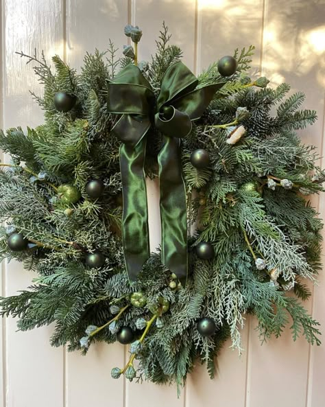 Floral Christmas Centerpieces, Christmas Floral Designs, Amanda Steele, Working Outside, Christmas Candle Decorations, Christmas Flower Arrangements, Alternative Christmas Tree, Christmas Floral Arrangements, Traditional Christmas Decorations