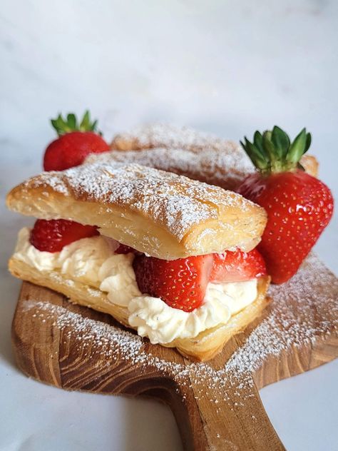 Strawberry Cream Pastry, Puffed Pastry Strawberry Dessert, Strawberry Puff Pastry Dessert, Strawberry Puff Pastry, Strawberry Tarts Recipe, Strawberry Cream Puffs, Strawberries And Whipped Cream, 80s Birthday, Cafe Recipes