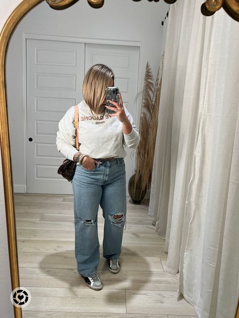 Casual OOTD      #MidsizeFashion #FashionForAllSizes #PlusSizeStyle #InclusiveFashion #CurvyFashion #MidsizeStyle #BodyPositiveFashion #FashionForEveryBody #SizeInclusiveStyle #MidsizeBlogger #FashionForCurves #RealWomenFashion Baggy Jeans Midsize, Jeans Midsize, Casual Ootd, 90s Baggy, Curvy Jeans, Curvy Outfits, Baggy Jeans, Mom Jeans, Mid Rise