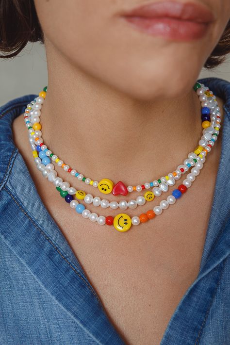 Pearl Necklace With Colorful Beads, Necklace Making Ideas Inspiration, Colourful Beaded Necklace, Beaded Charm Necklace, Smiley Jewelry, Small Beads Necklace, Funky Necklaces, Smiley Necklace, Necklaces Beads