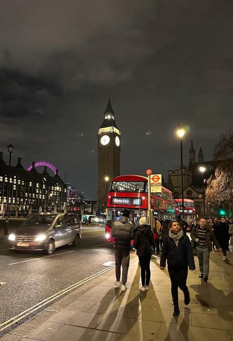 London Walks Aesthetic, London Evening Aesthetic, England Night Aesthetic, London In Night, Living In London Aesthetic Night, London Club Aesthetic, Central London At Night, Studying In London, London At Night Aesthetic