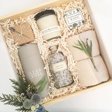 Custom birthday gift box from Loved and Found. Curated gift box for her. Bridesmaid gift Lilin Aroma, Gift Box Ideas, Săpunuri Handmade, Gift Box For Her, Presente Diy, Soya Mumu, Wedding Gifts For Friends, Custom Birthday Gifts, Gift Box Design