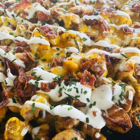 Blackstone Buffalo Chicken Loaded Potatoes - If You Give a Girl a Grill Blackstone Buffalo Chicken, Potatoes On Blackstone, Blackstone Camping, Buffalo Chicken Potato, Blackstone Cooking, Cheesy Ranch Potatoes, Cheesy Bacon Potatoes, Loaded Potatoes, Grilled Beef Recipes