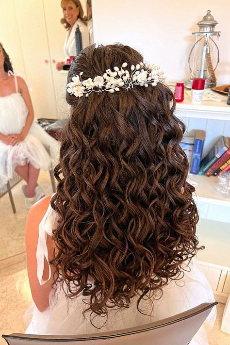 This curly hair look could be elegant for your special day with textured hair. I enjoy photographing that for wedding day photos. Save this curly inspo to your hair ideas. Wedding Hair Curly Down, Bridal Curly Hair, Bridal Hairstyle Ideas, Curly Wedding Hairstyles, Wedding Day Photos, Curly Wedding Hair, Bridal Hair Inspiration, Bridal Hairstyle, Bridal Beauty