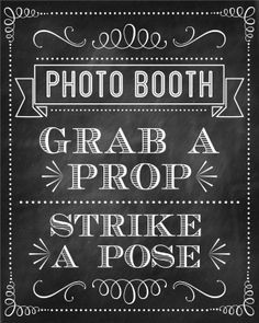 Chalkboard Photo Booth Sign FREE to download at @printabelle Diy Fotokabine, Halloween Photo Booth, Photo Booth Sign, Deco Champetre, Baby Shower Photo Booth, Chalkboard Print, Christmas Photo Booth, Photos Booth, Graduation Signs