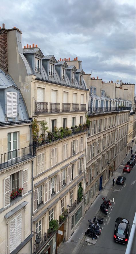 French Townhouse Aesthetic, Paris Apartment Building, Classic French Architecture, French Apartment Building, Paris Buildings Architecture, Paris Apartments Exterior, Paris Apartment Exterior, Bloxburg Paris Town, Paris Aesthetic Apartment