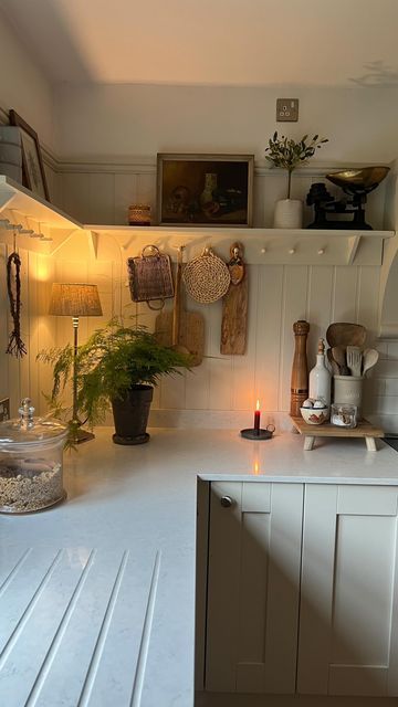 Vintage Clean Apartment, Cosy Cottage Aesthetic, Cosy Cottage Kitchen, Small Colourful Kitchen, Clean Cottagecore Aesthetic, Cosy Kitchen Aesthetic, Cosy Kitchen Ideas, Small Country Kitchen Ideas, Country Kitchen Small