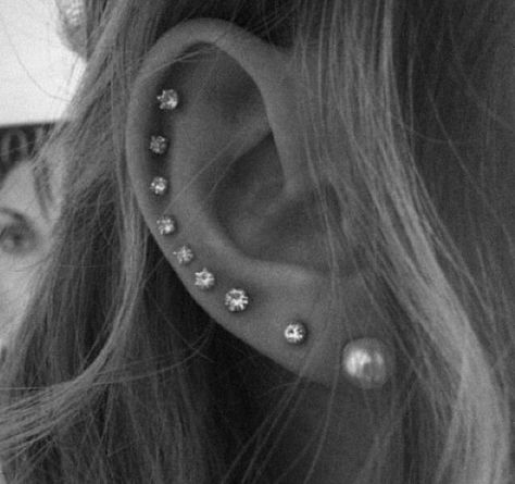 Ear peircings all the way up and down your ear! I would never go this far, but it's cute and simple Piercings Oor, Piercings Bonitos, Piercing Bouche, Ear Peircings, Piercing Labret, Types Of Ear Piercings, Ear Piercings Helix, Look Grunge, Helix Ear