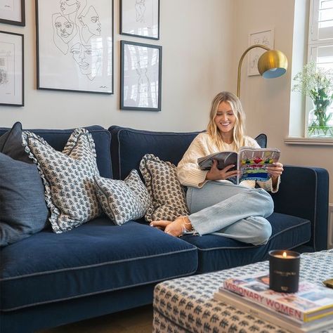 Blue Velvet Sofa With Cushions, Velvet Sofa Navy, Blue Velvet Pillows On Couch, Blue Velvet Sofa Styling, Lounge With Blue Sofa, Velvet Navy Sofa, Navy Blue Couch Aesthetic, Living Room Designs Navy Couch, Navy Couch Styling