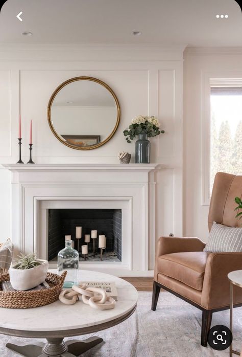 Gas Fireplace Wood Surround, Traditional White Fireplace, Classic American Living Room, Classic Fireplace Design, Ali Henrie, Colonial Fireplace, Fireplace Upgrade, Design Camino, American Living Room