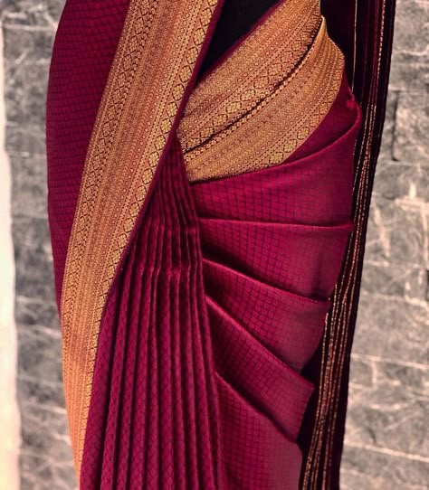 Beautiful and perfect saree pleats idea Pleated Blouse Designs, Saree Pleats, Indian Dress Up, Pleated Saree, Lehenga Saree Design, Dress Patterns Diy, Saree Wearing, Simple Saree Designs, Saree Draping Styles