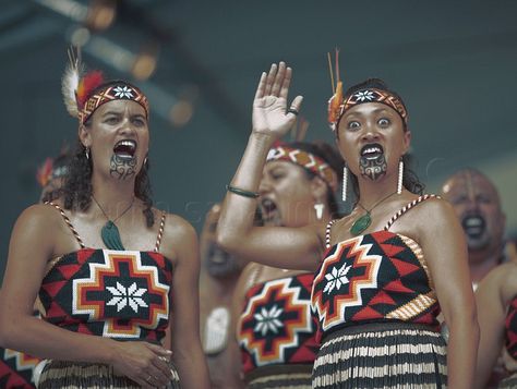 February 25, 2007. Women belonging to the 'Whangara-Mai-Tawhiti' kapa haka group, perform during the Te Matatini Kapa Haka national championships, at Arena Manawatu, Palmerston North, New Zealand. Kapa Haka, Maori Face Tattoo, Polynesian Dance, Maori People, Maori Tattoos, Māori Culture, Fest Outfits, Maori Art, Pintura Facial