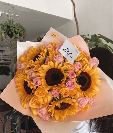 Roses And Sunflowers Bouquet, Sunflower And Rose Bouquet, Flowers For Girlfriend, Roses Bouquet Gift, Flower Boquet, Birthday Flowers Bouquet, Luxury Flower Bouquets, Sunflower Arrangements, Boquette Flowers