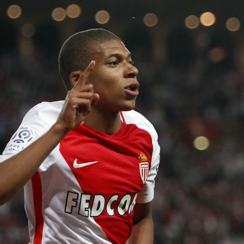 bit.ly/2oskBis Liverpool Transfer News: Kylian Mbappe €75 Million Offer Rejected by Monaco Lucas Moura, Bra Video, As Monaco, Kylian Mbappe, Saint Etienne, Soccer News, Running Quotes, Moving To Paris, Transfer News