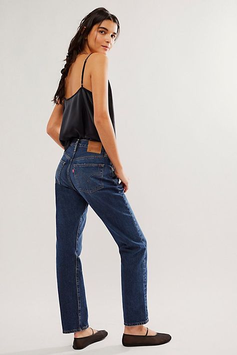 Casual Dark Jeans Outfit, Dark Blue Levis Jeans Outfit, Mid Rise Straight Jeans Outfit, Dark Wash Straight Leg Jeans, Jean Levi’s 501 Outfit, Levis Straight Leg Jeans Outfit, Levi 501 Jeans Women Outfit, Best Levis Jeans For Women, Levi Outfits