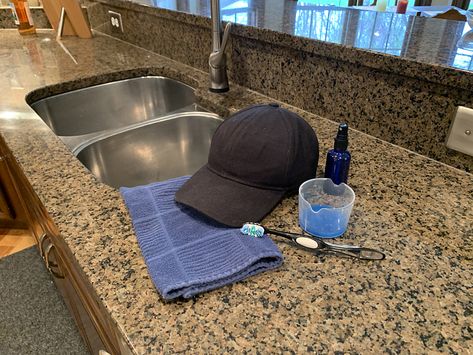 Wash Baseball Cap, Clothing Tips, Diy Laundry, Deep Clean, Baseball Hat, Cleaning Tips, Baseball Caps, Kitchen Aid, Deep Cleaning