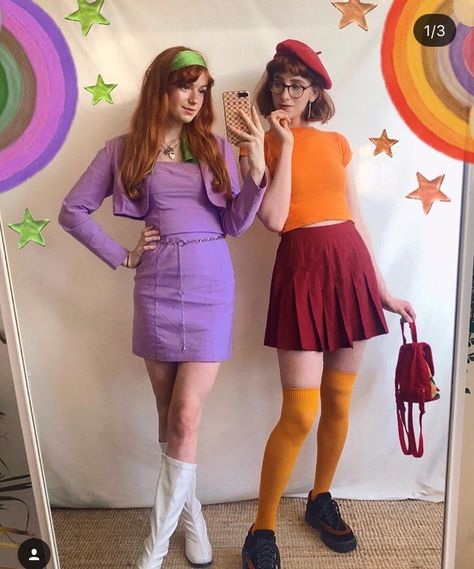 Velma and daphne scooby doo Halloween Costume Couple, Diy Group Halloween Costumes, Meme Costume, Friend Costumes, Bff Halloween Costumes, Best Friend Halloween Costumes, Halloween Coustumes, Couple Costumes, Duo Halloween Costumes