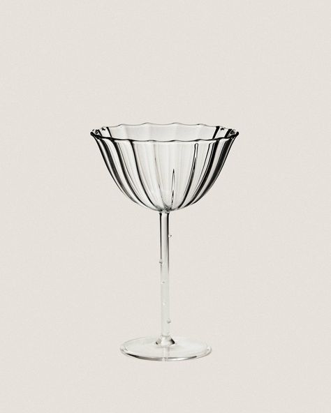 Elevate your celebrations with the Cosmo Coupe Set in Clear! Its wide brim is perfect for cocktails or sparkling wine, making it the ideal companion for all your festivities. This set of 4 is a must-have for any gathering. Floral Silhouette, Ideal Shape, Simple Object, Table Cafe, Cocktail Glasses, Sparkling Wine, American Design, Stemware, Bath Rugs