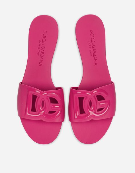 Find DOLCE & GABBANA Badepantolette Aus Gummi on Editorialist. Rubber beach slides with DG logo: Fuchsia Rubber sole with embossed logo Made in Italy Dolce And Gabbana Sandals, White Slides Sandals, Luxury Slides, White Slides, Dg Logo, Beach Slides, Versace Outfit, Yoko London, Footwear Design Women