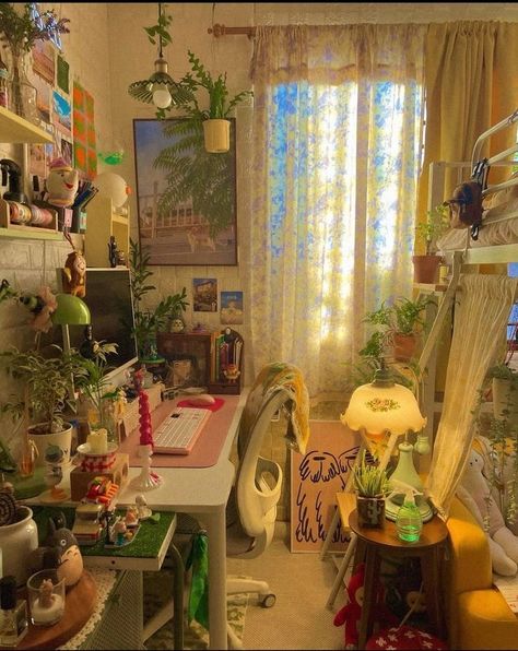 Cluttered Bedroom Aesthetic Cozy, Plant Based Room, Japan Aesthetic Room, Dekorasi Kamar Tidur, Indie Room Decor, Indie Room, Cute Room Ideas, Cozy Room Decor, Pretty Room