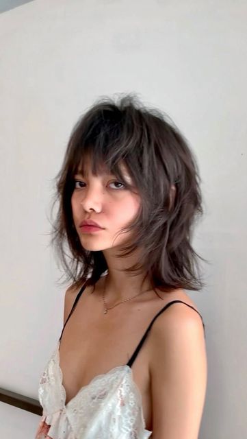 Shag On Medium Hair, Woman Shaggy Hair, Short Hair With Shaggy Layers, Shag For Short Hair, Short Hairstyle Shag, Shaggy Textured Hair, Shag Face Framing Layers, Short Layered Haircuts Shag, Y2k Shag Hair