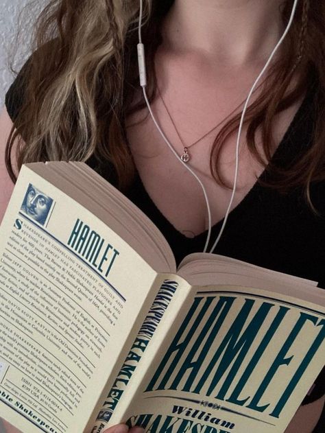 Hamlet Shakespeare, Girl Reading Book, Reading In Bed, World Of Books, Girl Reading, Coffee And Books, Book Girl, I Love Books, Pic Ideas