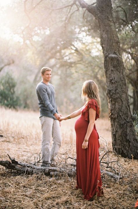 I love this maternity photo. The flowy dress and color of the dress really 'pops'. Might want to switch to long sleeve dress for colder seasons. The location is also beautiful. Outdoor Maternity Photos, Photoshoot Outdoor, Maternity Photoshoot Poses, Maternity Inspiration, Maternity Photography Poses, Fall Maternity, Pregnant Couple, Maternity Poses, Foto Poses