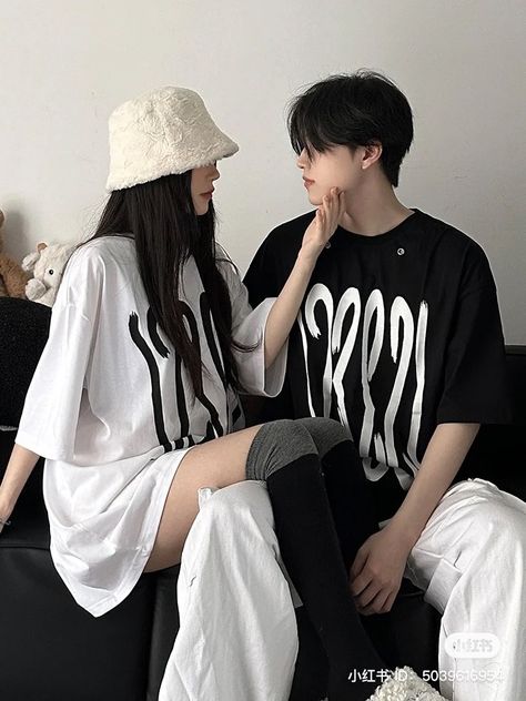 Cute Couple Korean Ulzzang, Corean Couples Pic, Korean Matching Outfits Couple, Cuople Ullzang Aesthetic, Matching Fits Couples Korean, Couples Pose, Couple Matching Outfits, Friendship Photoshoot, Couple Poses Reference