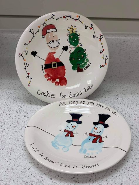 Christmas Plate For Grandparents, Christmas Footprint Plate Diy, Diy Santa Plate And Cup, Kid Christmas Plate Diy, Handprint Christmas Plate Ideas, Baby Footprint Christmas Plate, Christmas Plate Painting Ideas Kids, Christmas Handprint Plate Parent Gifts, Kids Christmas Plate Craft