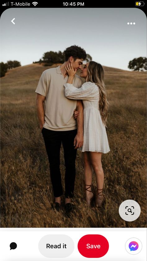 November Photoshoot Ideas Couple, Engagement Photos Height Difference, Dreamy Couples Photography, Park Couple Photoshoot, Couples Fall Photoshoot, Couple Fall Photoshoot, Fall Couples Photoshoot, Engagement Shoots Poses, Fall Couple Photos