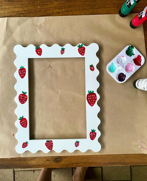 When I thought drawing strawberries was going to be easy 😂 DIY painting a squiggle frame - fruit makes everything more fun right 😂🙌🏼 Could be worse ways to spend a long weekend though! Planning my next craft painting idea and it involves tape and checkers and mini flowers, wish me luck 🤞🏼💚 #wavyframe #frame #wallframe #wallframedecor #wallartdecor #strawberrydecor #dopaminedecor #diycrafts #diyproject #diypaint #fruitdecor Hand Painted Frames Ideas, Painted Picture Frames Diy, Drawing Strawberries, Photo Frame Painting Ideas, Picture Frame Painting Ideas Diy, Frame Painting Ideas, Diy Frame Ideas, Thought Drawing, Build A Picture Frame