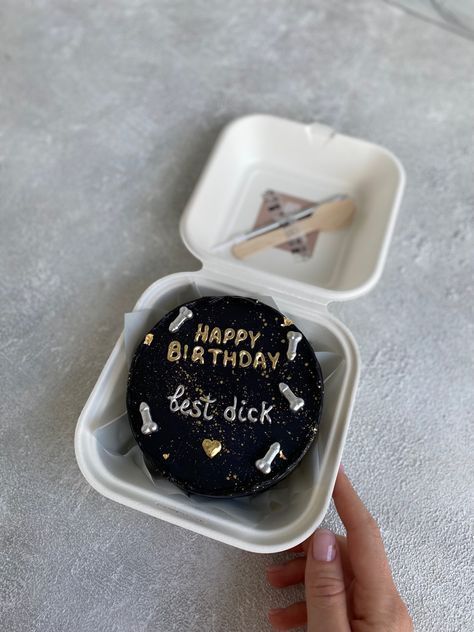 Bakery 90s Bento Cake Writing Ideas, Mini Cake For Mens Birthday, Birthday Cakes Boyfriend, Bento Cake Design For Men, Birthday Bento Cake For Men, Boyfriend Birthday Cake Ideas Funny, Bento Birthday Cake For Boyfriend, Lunchbox Cake For Boyfriend, Mini Cake For Boyfriend