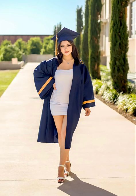 Graduation Outfit Ideas, College Graduation Photoshoot, College Graduation Pictures Poses, Graduation Look, Grad Photography, Graduation Photography Poses, College Graduation Pictures, Graduation Poses, Graduation Picture Poses