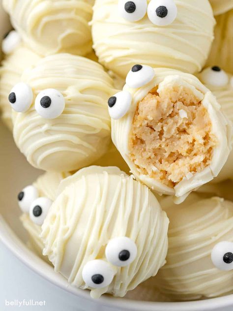 A fun Halloween dessert, these Mummy Oreo Balls are made with just 4 ingredients - Oreo cookies, chocolate, cream cheese, and candy eyes. With a hard chocolate outer shell and creamy center, these Oreo cream cheese balls are so delicious, plus they're no bake and easy. Have your little ones help you make them! Oreo Cookie Mummies, Halloween Food Ideas For Desserts, Cute Desert Ideas Easy, Halloween Desserts Mummy, Halloween Food And Drinks For Party, Cookie Recipes For Halloween, Halloween Mummy Snacks, Easy Baking Recipes Halloween, Fun And Easy Dessert Recipes