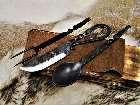 Medieval Cutlery, Design Objet, Viking Decor, Etsy Logo, Knife Roll, Iron Jewelry, Knife Making, Dinner Sets, Leather Sheath