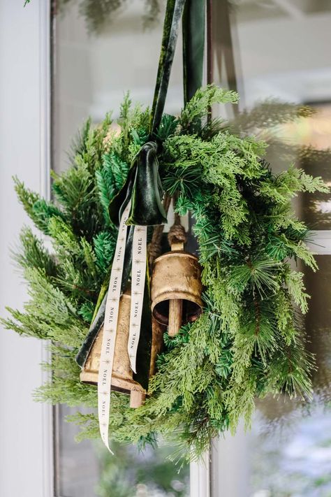 How to put together this simple Christmas wreath using a faux evergreen wreath and brass bells Christmas Homescreen, Cozy Minimalist, Decoration Vitrine, Homescreen Ideas, 12 December, Natural Christmas, Minimalist Christmas, Christmas Home Decor, Christmas Porch