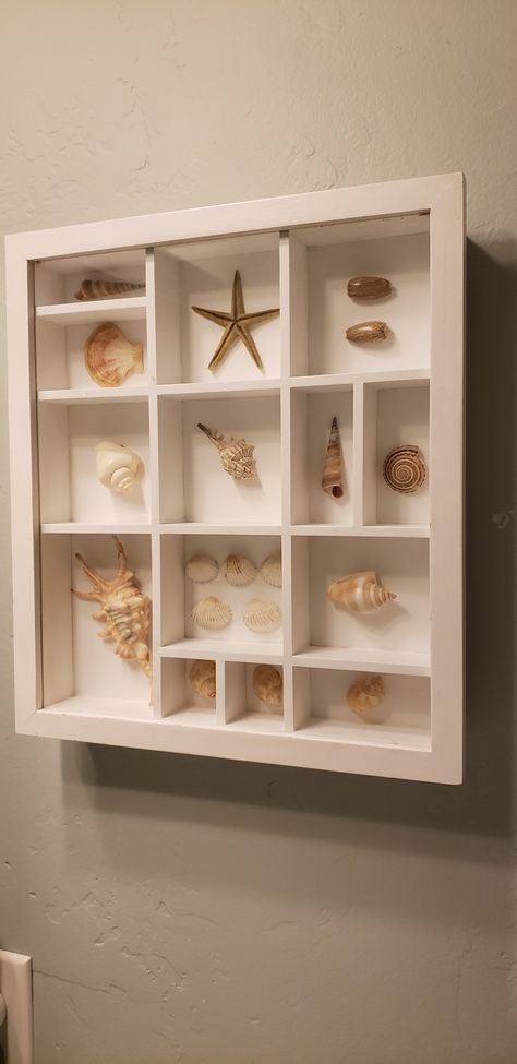 Idea for memoirs and travel souvenirs Souvenir Shelf, Souvenir Display, Figurine Display, Beach Crafts, Travel Souvenirs, Storage Room, Displaying Collections, Memoirs, Home Deco