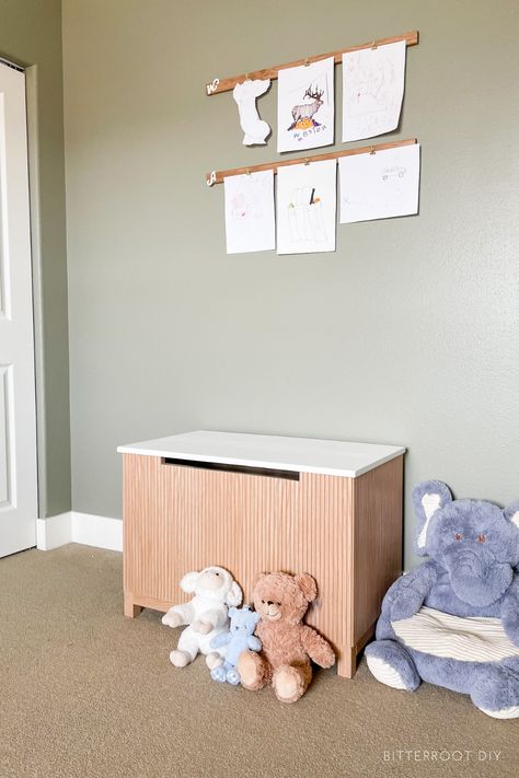 It's the endless quest - how to store toys without throwing off the room design. Store toys in style with this fluted DIY kids toy box! #kidsroom #toystorage #sharedroom #kidsroomorganization #kidsroomideas #diy Toy Chest Ideas, Diy Toy Box Ideas, Diy Kids Toy Storage, Diy Toy Chest, Toy Box Diy, Toy Box Plans, Kids Presents, Kids Toy Boxes, Build Projects