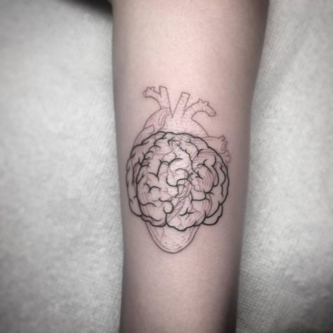 Anatomical heart and brain tattoo on Bea Miller. Anatomical Heart And Brain Tattoo, Heart And Brain Tattoo, Tatuaje Cover Up, Brain Tattoo, Anatomical Heart Tattoo, Heart And Brain, Bea Miller, Heart Brain, Tattoo Heart